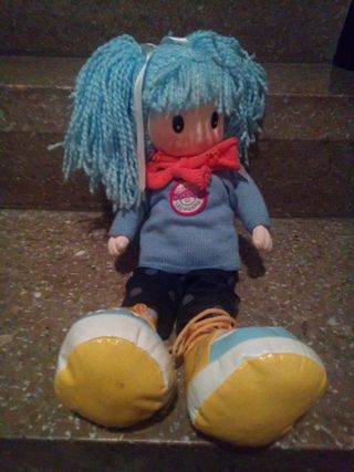 Muñeca de trapo azul con lazos