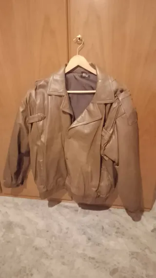 Cazadora de piel marrón