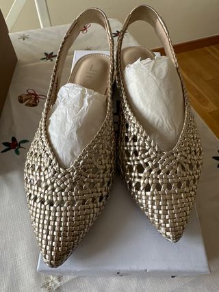 Zapatos dorados tejidos para boda