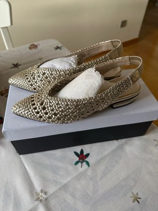 Zapatos dorados tejidos para boda