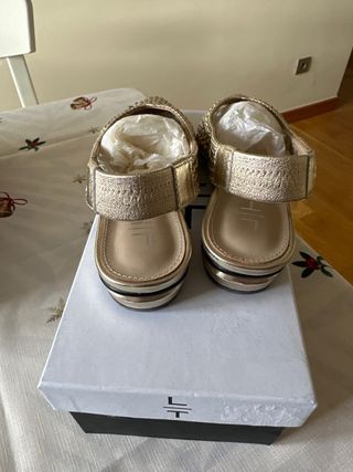 Zapatos dorados tejidos para boda