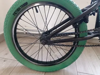 Bicicleta BMX Negra y Verde.