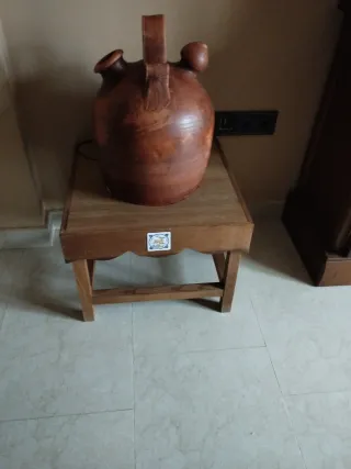 Mesa de madera con botijo de terracota