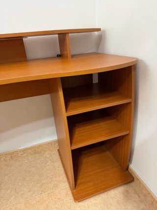 Scrivania in legno con mensole