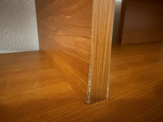 Scrivania in legno con mensole