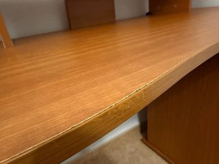 Scrivania in legno con mensole