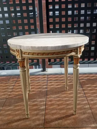 Mesa redonda mármol y oro estilo clásico
