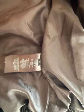 Cazadora negra acolchada con capucha