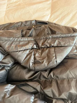 Cazadora negra acolchada con capucha