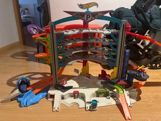 Parking Hot Wheels 4 plantas Tiburon atrapa coches