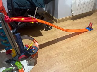 Parking Hot Wheels 4 plantas Tiburon atrapa coches