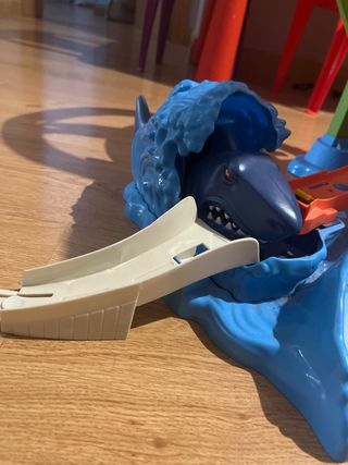 Parking Hot Wheels 4 plantas Tiburon atrapa coches