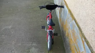Bicicleta infantil roja con dibujos