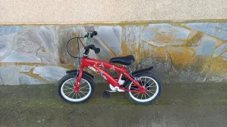 Bicicleta infantil roja con dibujos