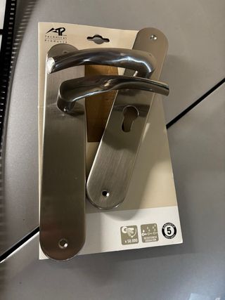 Manillas de puerta plateadas