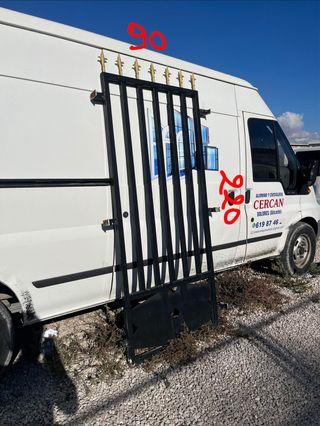 Puerta Reja Negra con Puntas Doradas