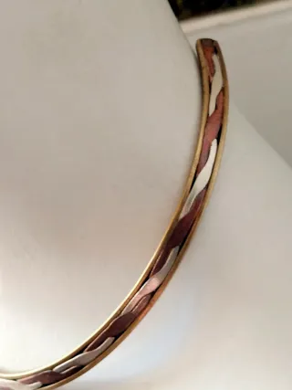 Gargantilla de bronce