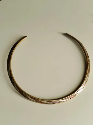 Gargantilla de bronce