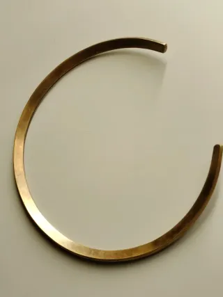 Gargantilla de bronce