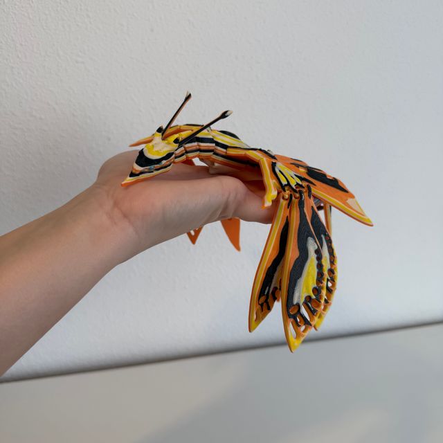 Dragón articulado multicolor – Criatura voladora