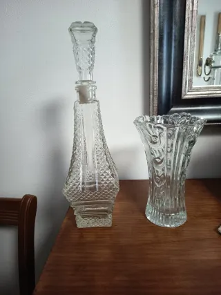 Botella de cristal y jarrón decorativo