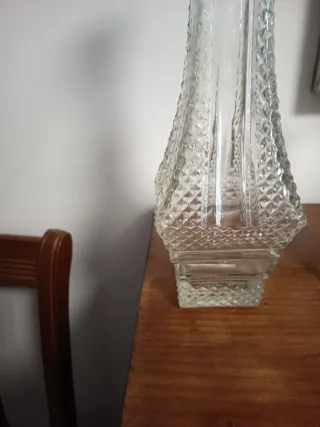 Botella de cristal y jarrón decorativo