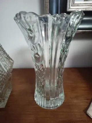 Botella de cristal y jarrón decorativo