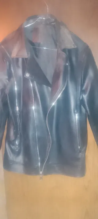 Giacca similpelle elegante tipo motociclista