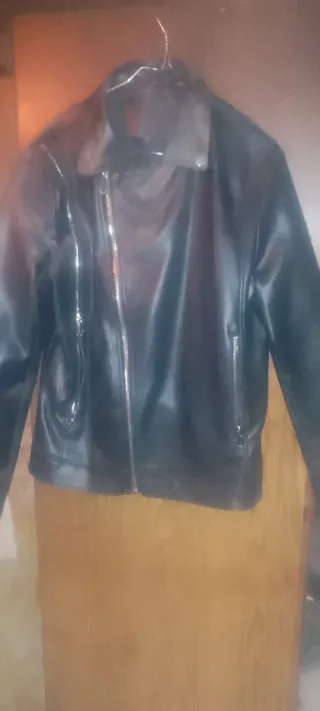 Giacca similpelle elegante tipo motociclista