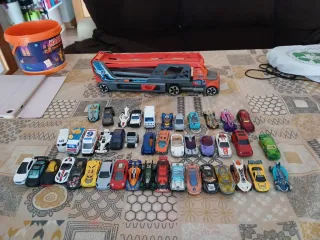 Camión y coches Hot Wheels