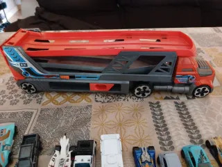Camión y coches Hot Wheels
