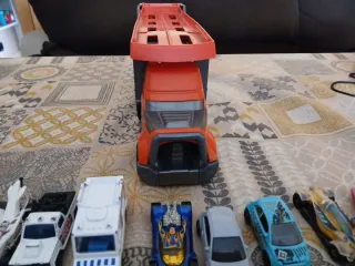 Camión y coches Hot Wheels