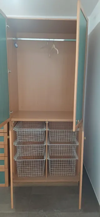 Armario de madera dos puertas