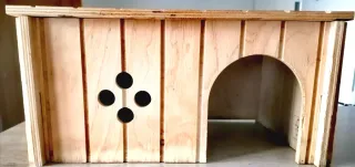 Lote de casitas de madera y lana para cobayas.