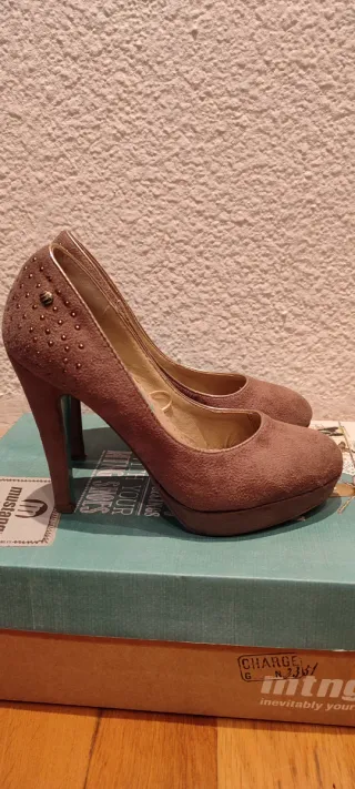 Zapatos de tacón marrón y dorado