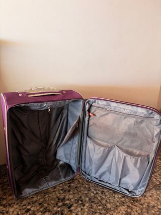 Maleta de viaje morada.