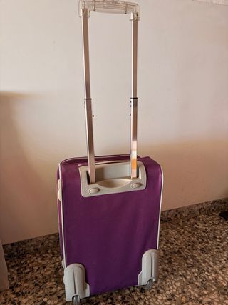 Maleta de viaje morada.