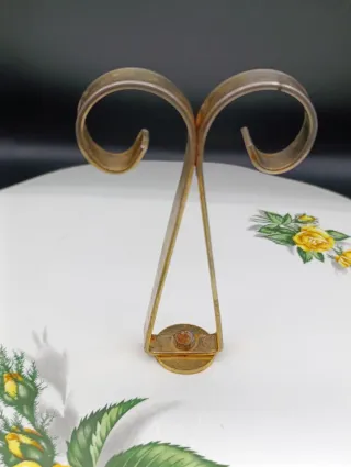 Bandeja tartera con asa dorada