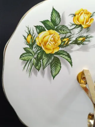 Bandeja tartera con asa dorada