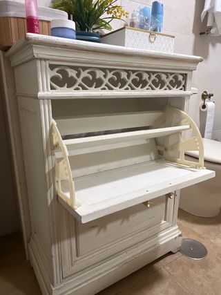 Zapatero blanco con detalles dorados