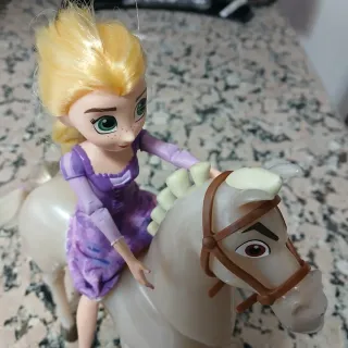 Rapunzel y su caballo de juguete