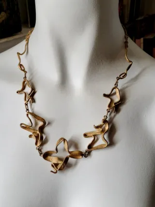 Collar vintage dorado de diseño único