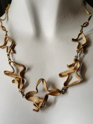 Collar vintage dorado de diseño único