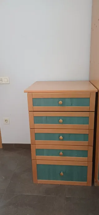 Cajonera de madera con cajones verdes