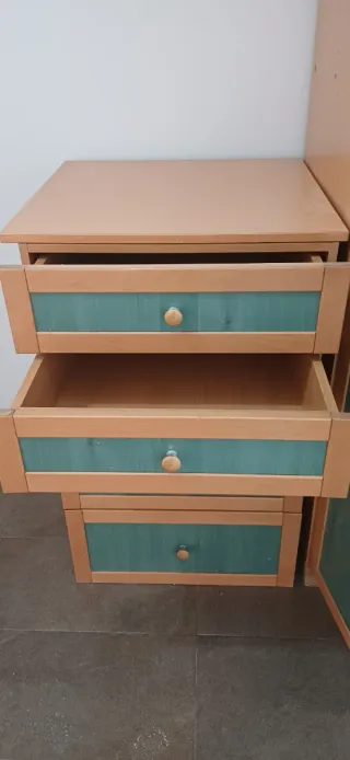 Cajonera de madera con cajones verdes