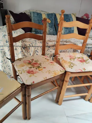 Juego de 4 sillas de madera