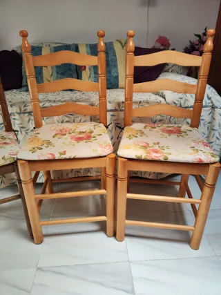 Juego de 4 sillas de madera