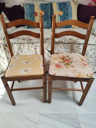 Juego de 4 sillas de madera