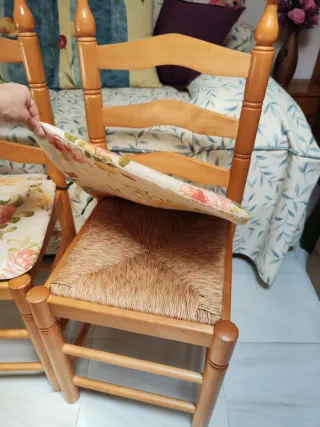 Juego de 4 sillas de madera