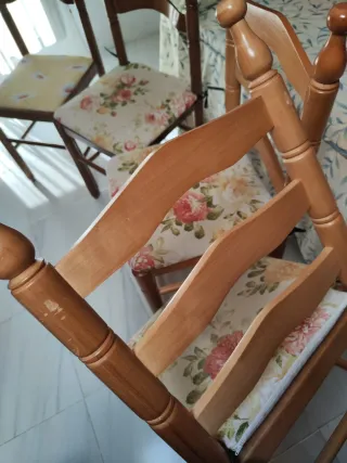 Juego de 4 sillas de madera
